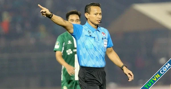 2 trọng tài Malaysia từ playoff chạy sang chung kết Cúp quốc gia Chứng kiến HLV Polking vô đị...webp