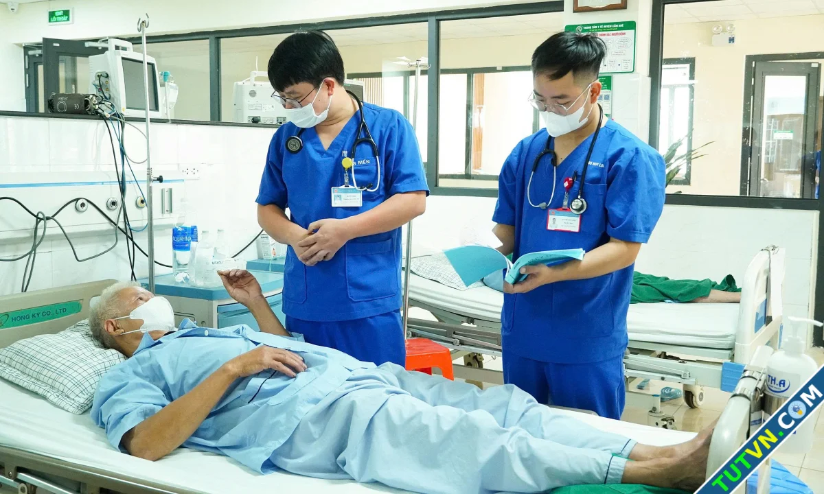 7 người nhập viện do nắng nóng một ca nguy kịch-1.webp