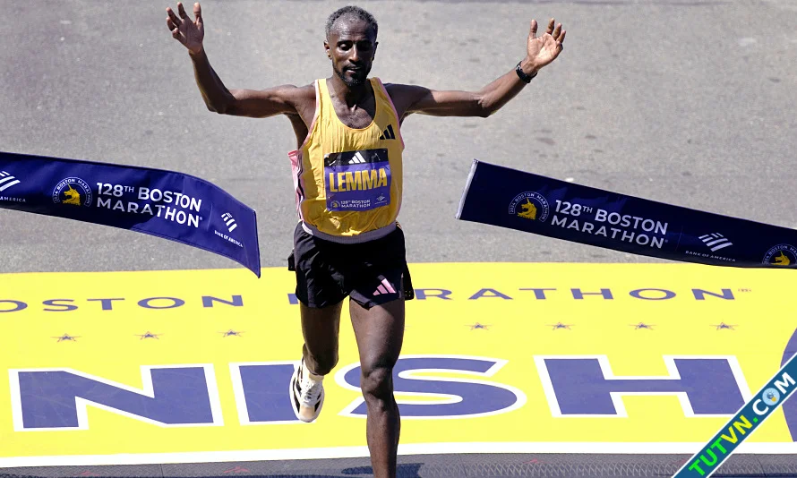 8 siêu sao đạt PB sub205 chạy Boston Marathon 2025-1.webp