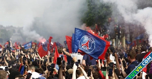 Ăn mừng vô địch Champions League thành bạo động CĐV PSG chửi mắng Mbappe Messi và Neymar-1.webp