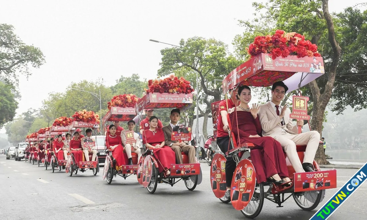 Bảo Tín Minh Châu diễu hành bằng xích lô mừng 83-1.webp