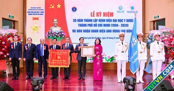 Bệnh viện ĐH Y Dược TPHCM đón nhận danh hiệu Anh hùng Lao động-1.webp