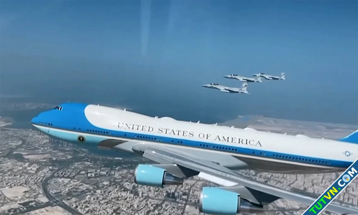 Biên đội F15 mạnh nhất thế giới hộ tống chuyên cơ chở ông Trump-1.webp