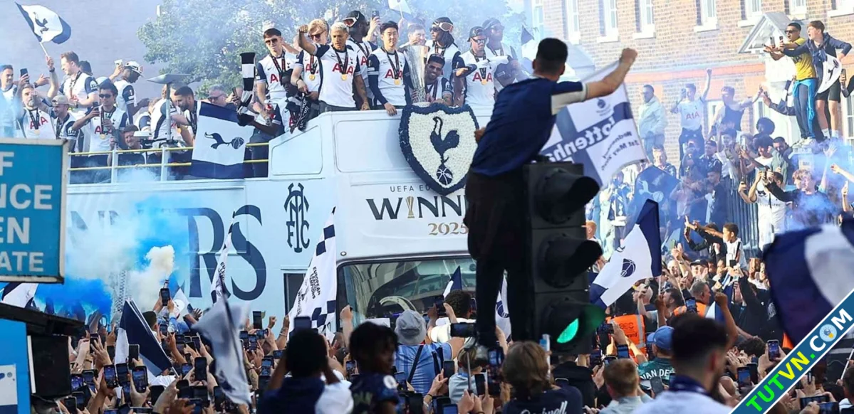 Biển người cùng Tottenham diễu hành mừng Cup-1.webp