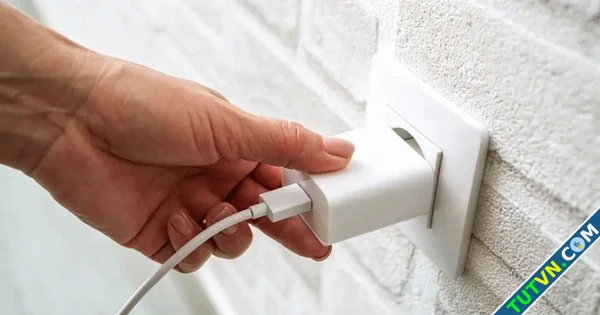 Bộ sạc điện thoại nóng có phải là điều bình thường-1.webp