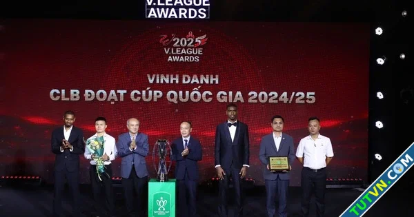 Bộ trưởng Lương Tam Quang thưởng đội CAHN 1 tỉ đồng thầy trò HLV Polking vươn ra châu Á-1.webp