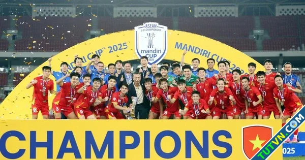 Bộ trưởng Nguyễn Văn Hùng gặp mặt khen thưởng U23 Việt Nam sau chiến tích lịch sử-1.webp