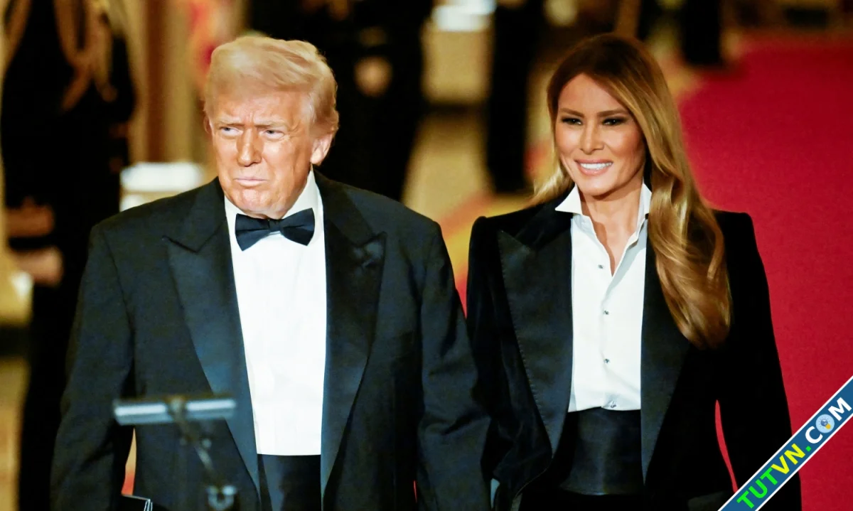 Bộ tuxedo quyền lực của bà Melania Trump-1.webp