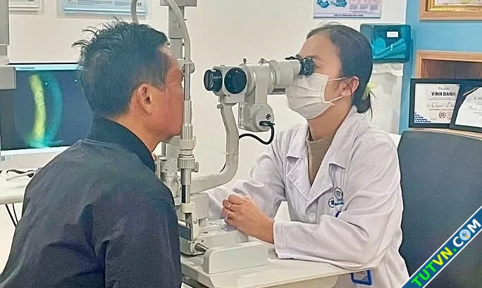 Bỏng mắt do nhìn lâu vào đèn UV ở hồ cá-1.webp