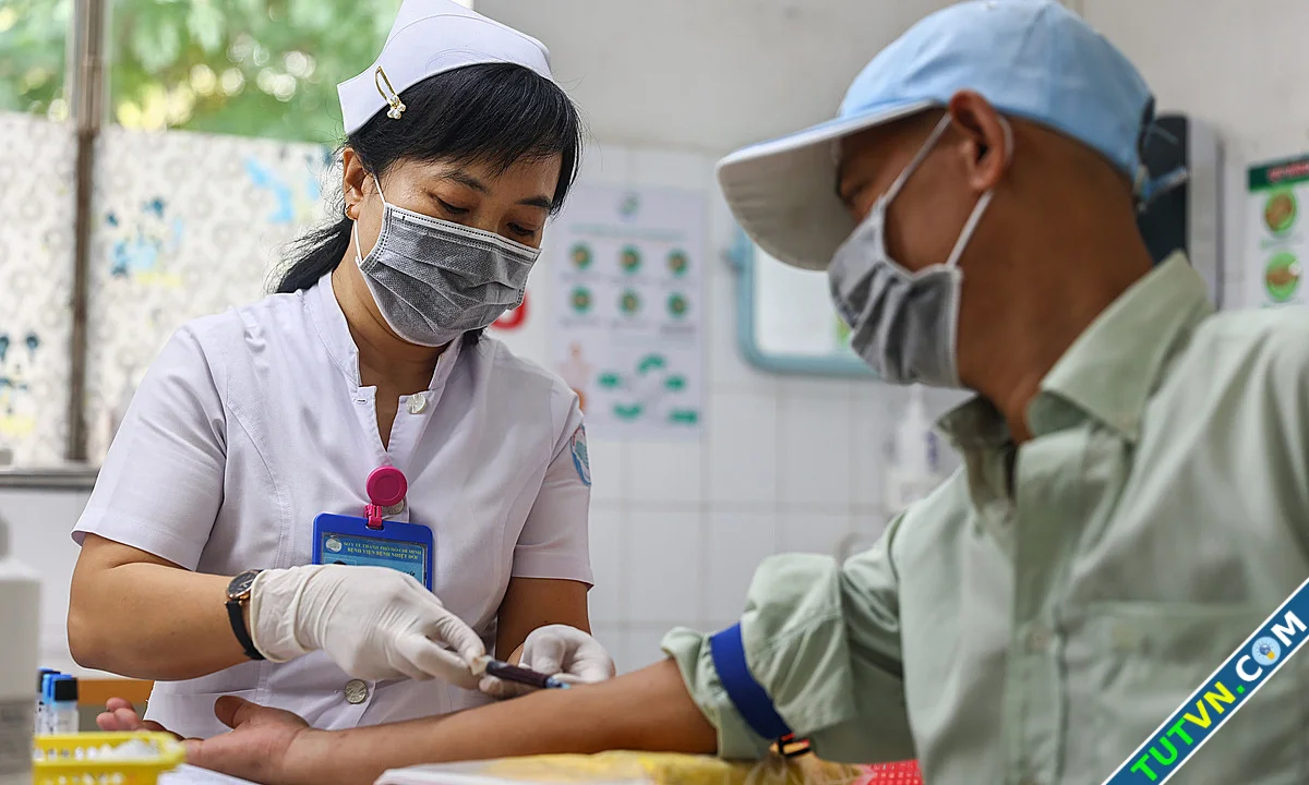 Ca Covid tăng nhẹ TP HCM khuyến cáo đeo khẩu trang nơi đông người-1.webp