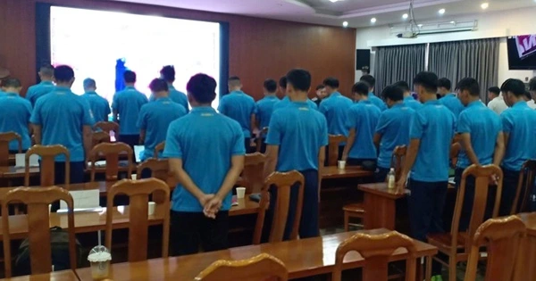 Các thầy và đồng nghiệp mặc niệm thương nhớ trọng tài Trần Đình Thịnh Nơi Còi bạc từng thuộc ...webp