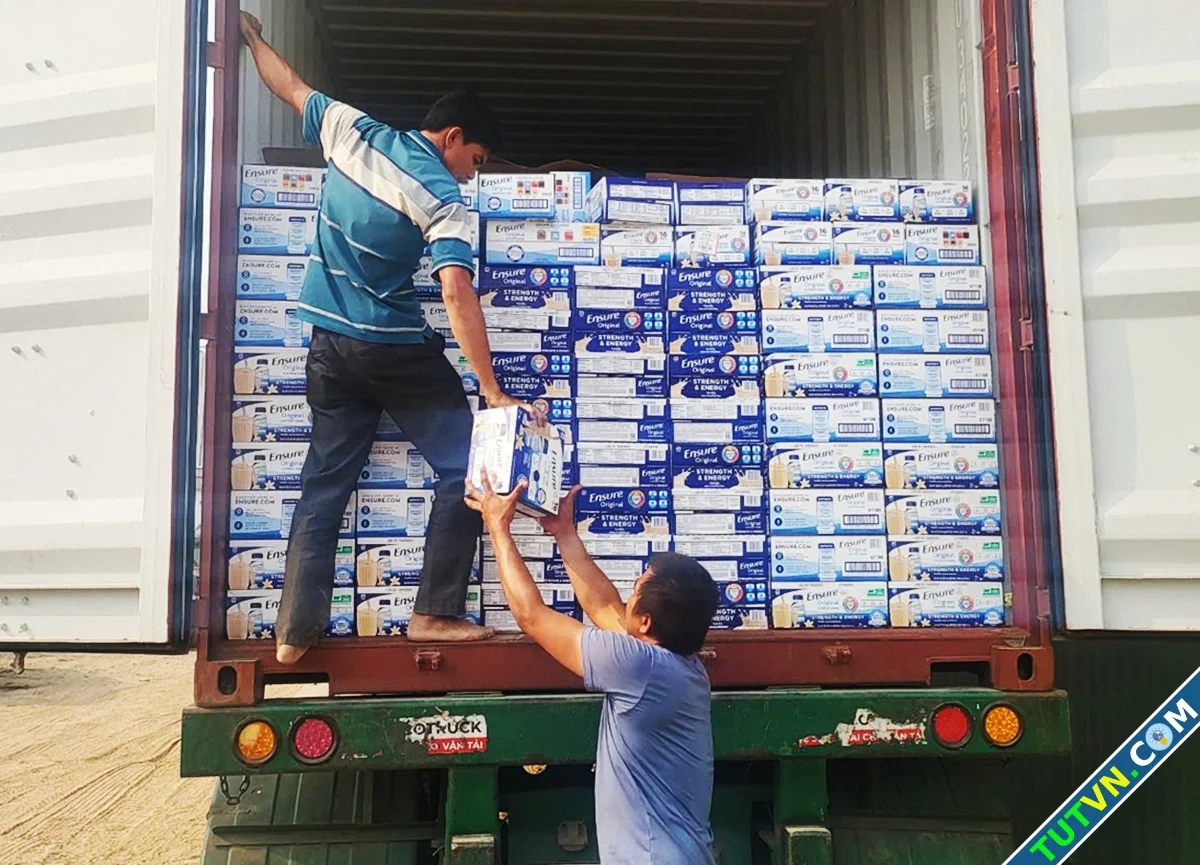 Cán bộ hải quan tiếp tay buôn lậu 4000 thùng sữa từ Mỹ về Việt Nam-1.webp