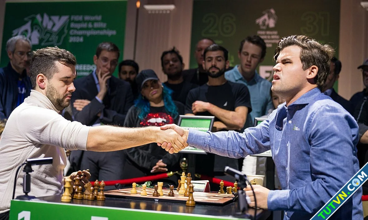 Carlsen chia sẻ chức vô địch cờ chớp thế giới với bạn thân-1.webp