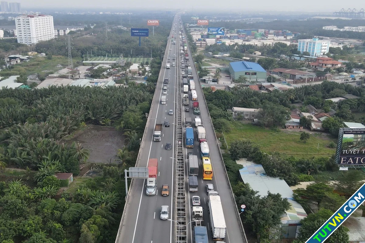 Cháy ôtô gây ùn tắc cao tốc TP HCM Long Thành đóng lối vào-1.webp