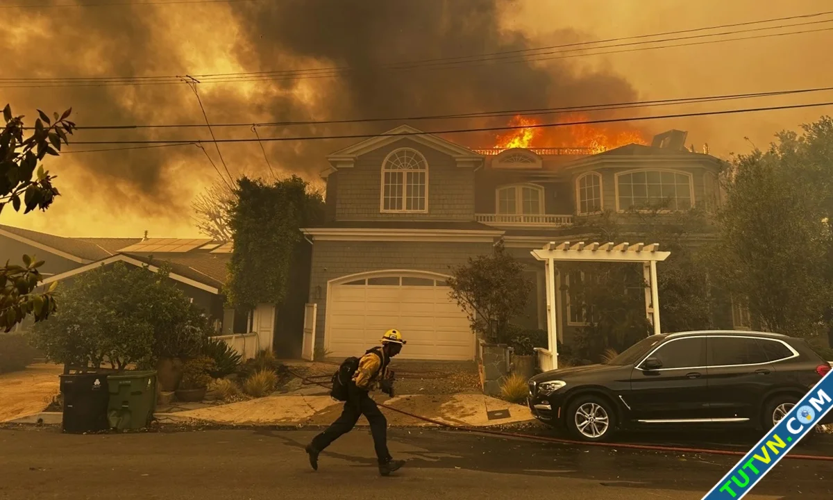 Cháy rừng đe dọa khu nhà giàu bậc nhất California-1.webp