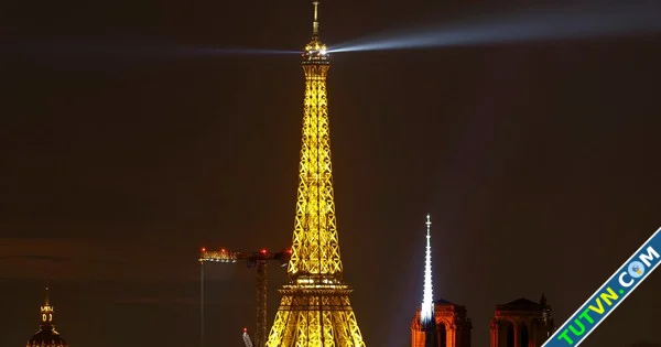 Cháy trong tháp Eiffel khoảng 1200 người phải sơ tán-1.webp