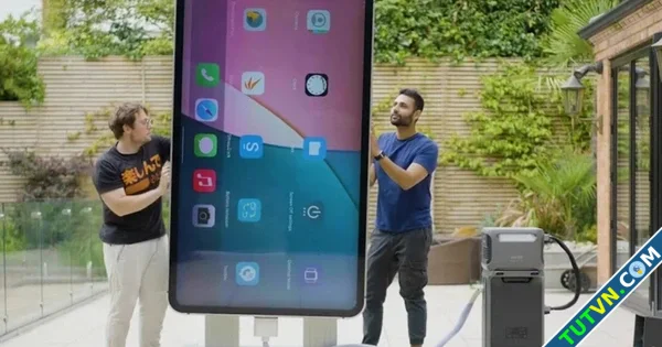 Chiếc iPhone lớn nhất thế giới đèn pin đủ làm mờ đèn pha ô tô-1.webp