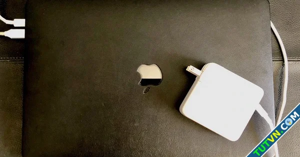 Có nên sạc pin iPhone bằng bộ sạc MacBook-1.webp