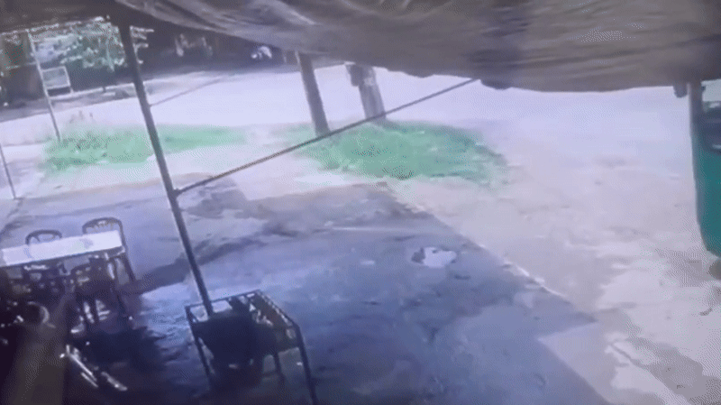 Cố ngăn xe buýt trôi người đàn ông bị tông tử vong-1.gif