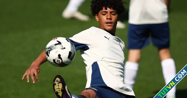 Con trai Ronaldo gây bão mạng xã hội với cú đúp bàn thắng-1.webp