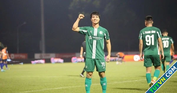 Công Phượng lại vẽ siêu phẩm CLB Bình Phước đè nát Đồng Tháp ở trận thủy chiến-1.webp