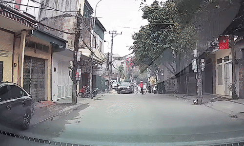 Cụ bà đi xe đạp lao vào ôtô-1.gif