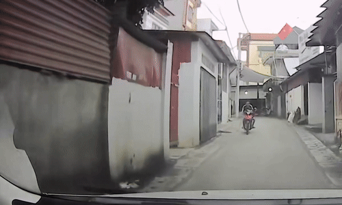 Dán mắt vào điện thoại người đàn ông lao đầu vào ôtô-1.gif