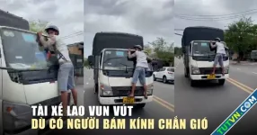 Kinh hoàng tài xế xe tải lao vun vút dù có người bám trên kính chắn gió