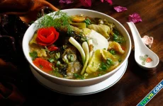 Canh dưa chua nấu đầu cá