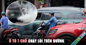 Ô tô 7 chỗ bất ngờ chạy lùi trên đường, khói mù mịt