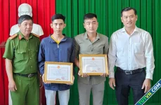 Hai thanh niên dập lửa cứu 'người mẹ bị con đốt' được tuyên dương