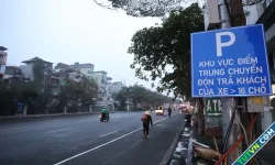 Phố cổ Hà Nội ngày đầu cấm xe trên 16 chỗ giờ cao điểm