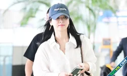 Song Hye Kyo tạo sức hút với trang phục ra sân bay