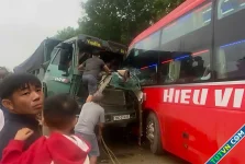 Xe trung chuyển hành khách gặp nạn