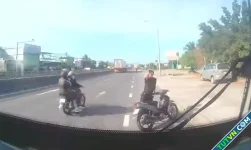 Xe buýt bị người lạ chặn đường, ném đá vỡ kính