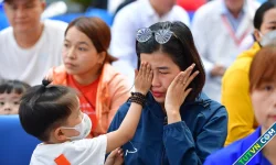 Bé trai 'bệnh chưa có thuốc chữa' lau nước mắt cho mẹ