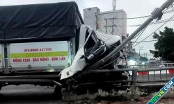 Tài xế nghi ngủ gật lái ôtô tông đổ trụ đèn