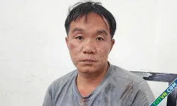 Kẻ cố thủ, đâm cảnh sát bị khởi tố ba tội