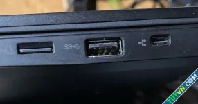 Tại sao một số cổng USB có màu đen?
