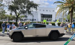 Tesla chìm trong khủng hoảng sau khi Elon Musk dấn thân vào chính trị