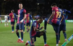 Raphinha 'lau giày' cho Lamine Yamal