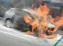 Ôtô bốc cháy trên đường, cửa ngõ TP HCM ùn tắc 3 km