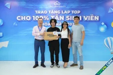 Trường Đại học CMC tiếp tục tặng laptop cho 100% sinh viên