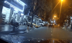 Em bé lao ngang đường vào đầu ôtô