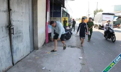 Hai người bị buộc nhặt lại 3.000 tờ rơi đã rải