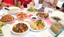 Chủ tiệc cưới nhìn cỗ bàn thừa mứa vì 'sợ mang tiếng keo kiệt'