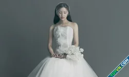 Ca sĩ Hyomin giấu mặt chồng trong ảnh cưới