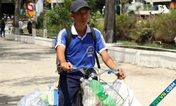 Nam sinh vừa đi học vừa nhặt ve chai, xin cơm thừa để nuôi heo