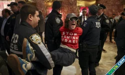 Người biểu tình tràn vào Tháp Trump ở New York