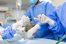 Chảy nhiều máu bởi thuê thợ làm tóc cắt bao quy đầu